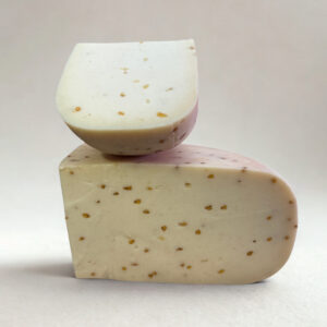 Rzemieślniczy Polski ser kozi dojrzewający z dodatkiem kozieradki