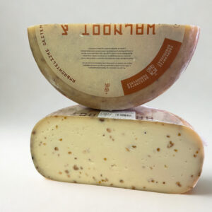 Holenderski ser kozi z dodatkiem orzechów włoskich, laskowych i kozieradki