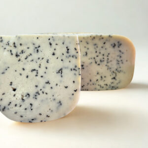 Rzemieślniczy Polski ser kozi dojrzewający z dodatkiem czarnuszki