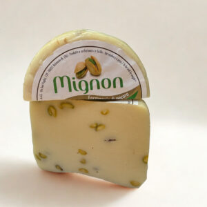 Włoski ser owczy Pecorino z dodatkiem pistacji