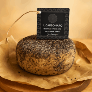 Ser Włoski pecorino dojrzewający w czarnym pieprzu Pecorino stagionato sotto pepe nero Il Carbonaro