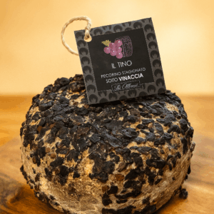 Ser Włoski pecorino dojrzewający w wytłoczynach z winogron Pecorino stagionato sotto vinaccia